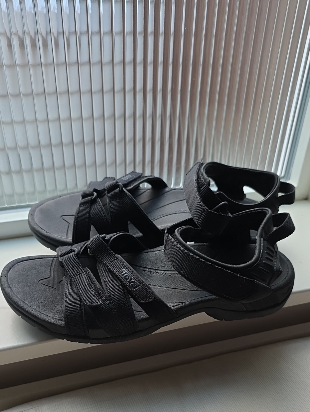 Teva Black Strappy Sandals sz 8